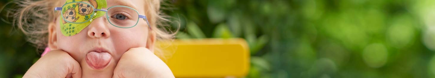 Entête Fille avec cache oculaire ORTOPAD® « Chiens », sort la langue