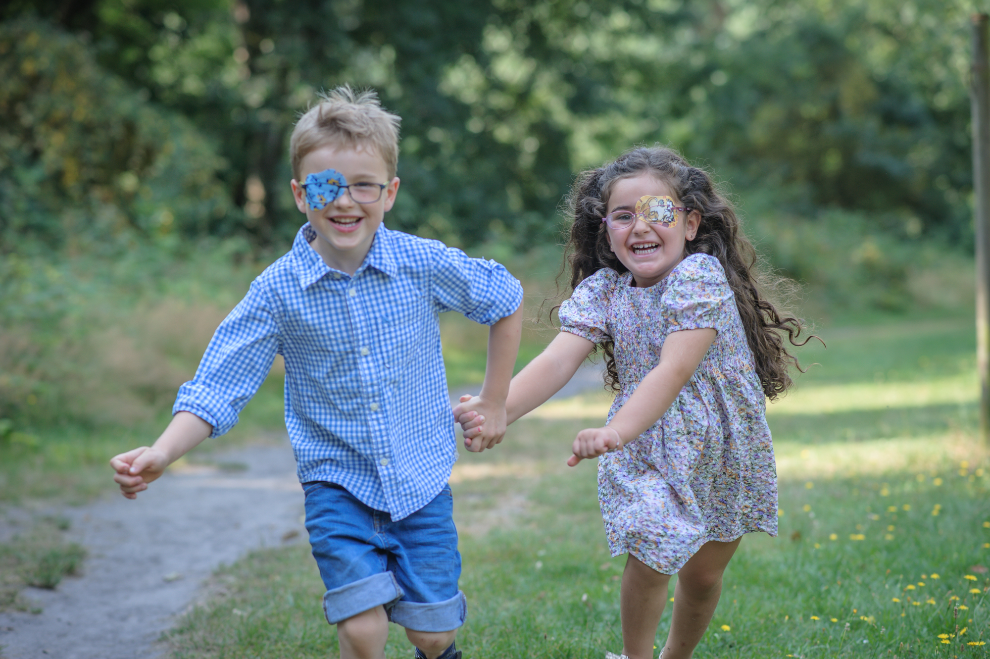 Entête enfants se tiennent la main